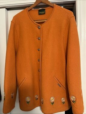 🍑 Women's Wool Jacket with Floral Embroidery small repair.